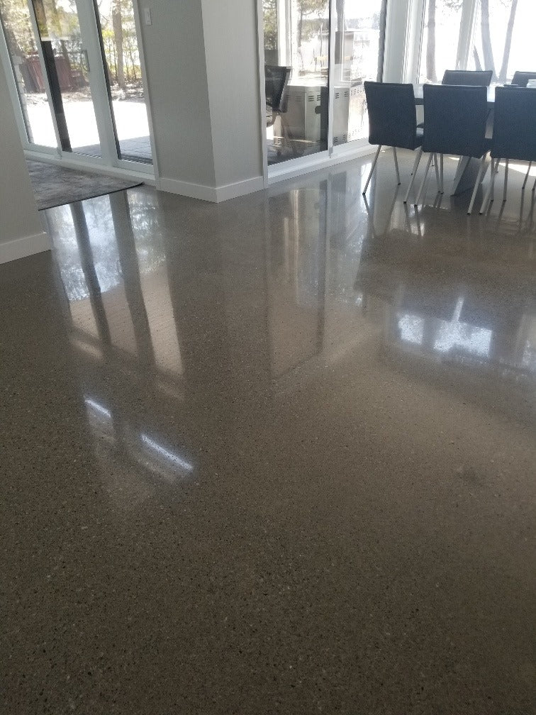 Époxy transparent vs scellant pour béton : Quel revêtement choisir pour vos planchers intérieurs ?